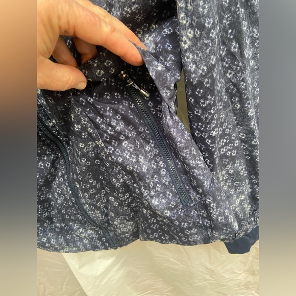 Lululemon size 6 zip up hooded jacket blue/white in excellent condition - Picture 13 of 14